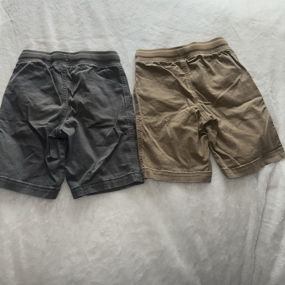 Jumping beans, size 7, 2pairs of shorts, one gray one khaki - Picture 2 of 4